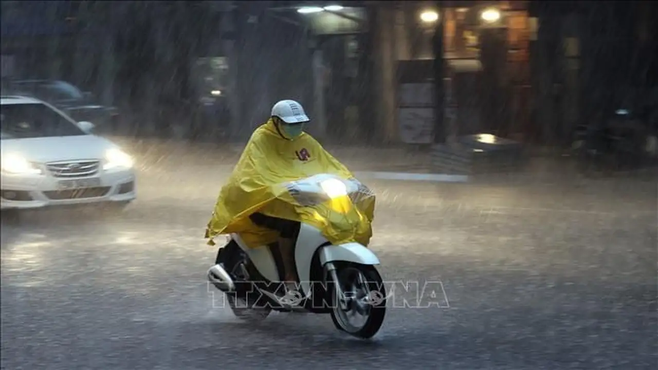 عواصف رعدية واسعة النطاق تضرب شمال فيتنام عقب وصول جبهة هوائية باردة